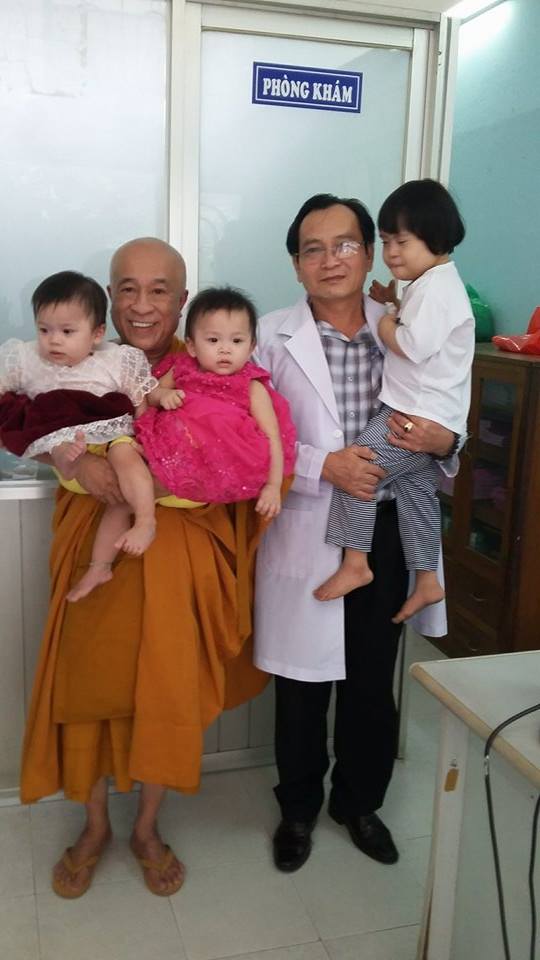 Phóng viên báo Bảo vệ pháp luật viết về phòng khám Từ thiện Tuệ Tĩnh Đường Chùa Kỳ Quang II Q.Gò Vấp Tp.HCM Phóng viên báo Bảo vệ pháp luật viết về phòng khám Từ thiện Tuệ Tĩnh Đường Chùa Kỳ Quang II Q.Gò Vấp Tp.HCM