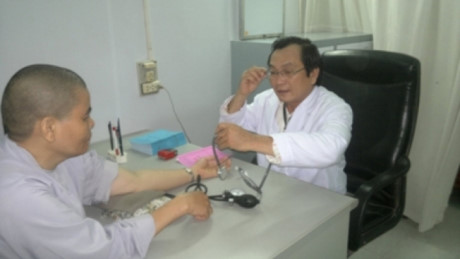 Phóng viên báo Điện tử “Baomoi.com” phỏng vần Y – Dược sư Nguyễn Viết Xô về cây chó đẻ Phóng viên báo Điện tử “Baomoi.com” phỏng vần Y – Dược sư Nguyễn Viết Xô về cây chó đẻ